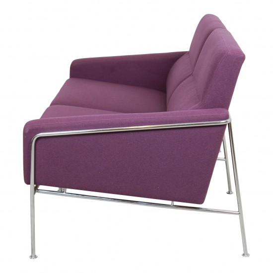 Arne Jacobsen Airport sofa 3302 in purple fabric For Sale CPH